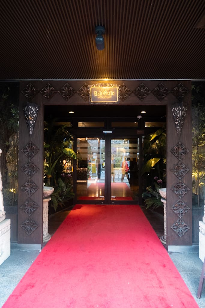 バリアンリゾート新宿本店の入口。バリ感がすごい