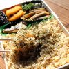 大阪人が愛してやまない一品。明治創業の定食屋『大黒』の「かやく御飯弁当」とは？（